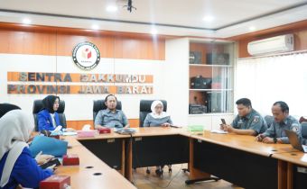 Ketua Bawaslu Provinsi Jawa Barat Zacky Muhammad Zam Zam dan Kordiv Pencegahan Bawaslu Provinsi Jawa Barat Nuryamah melaksanakan audiensi dengan jajaran pengurus KOPRI PKC PMII Jawa Barat guna membahas sinergi pengawasan partisipatif, demokrasi digital, dan keadilan gender di Bandung, Senin (27/4/2026).