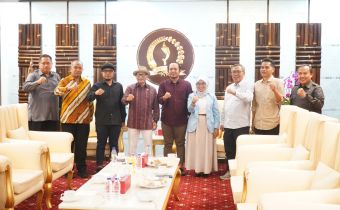 Ketua Bawaslu Provinsi Jawa Barat Zacky Muhammad Zam Zam dan jajaran pimpinan Bawaslu Jabar saat diterima oleh Ketua DPRD Jawa Barat Dr. Buky Wibawa, M.Si beserta para Wakil Ketua DPRD di Gedung DPRD Jabar, Bandung, Selasa (28/4/2026)