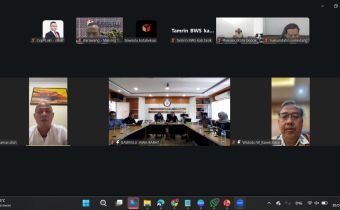 angkapan layar pelaksanaan rapat koordinasi daring jajaran Divisi Data dan Informasi Bawaslu Kabupaten/Kota se-Jawa Barat yang dipimpin oleh Kordiv Humas Datin Bawaslu Jabar Muamarullah dan Kepala Sekretariat Bawaslu Jabar Widodo Wuryanto, Kamis (30/4/2026).