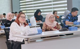 Kordiv. P2H Bawaslu Jabar Hj. Nuryamah menyampaikan pandangan pada rapat koordinasi Tim Kelompok Kerja (Tim Pokja) Indeks Demokrasi Indonesia (IDI) Jawa Barat di Kantor Badan Kesatuan Bangsa dan Politik (Bakesbangpol) Provinsi Jawa Barat, Rabu (6/5/2026).