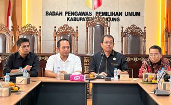 Ketua Bawaslu Jawa Barat, Zacky Muhammad Zam Zam (tengah kanan), bersama jajaran DPRD Provinsi Jawa Barat dan pemangku kepentingan terkait saat mengikuti Focus Group Discussion (FGD) persiapan penyelenggaraan Pemilu 2029 di Kantor Bawaslu Kabupaten Bandung, Soreang, Kamis (14/5/2026).