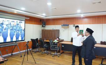 Pejabat Fungsional Bawaslu Jawa Barat, Satrio Nugraha, mengikuti prosesi pengambilan sumpah/janji jabatan dalam pelantikan pejabat administrasi dan fungsional Bawaslu RI secara virtual, Rabu (13/5/2026).