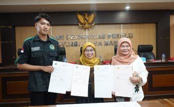Koordinator Divisi Pencegahan dan Partisipasi Masyarakat Bawaslu Jawa Barat, Hj. Nuryamah, S.H., M.H. (tengah), bersama Dekan Fakultas Hukum Universitas Pasundan (kanan) dan Ketua Bapera FH Unpas (kiri) berfoto bersama seusai penandatanganan nota kesepahaman kerja sama pengawasan pemilu partisipatif di Sekretariat Bawaslu Jawa Barat, Rabu (13/5/2026)