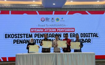 Ketua Bawaslu Provinsi Jawa Barat, H. Zacky Muhammad Zam Zam (kedua dari kiri), dan Ketua KPID Provinsi Jawa Barat, Dr. Adiyana Slamet, S.IP., M.Si. (kedua dari kanan), bersama sejumlah pimpinan lembaga mitra strategis menunjukkan dokumen Nota Kesepahaman (MoU) Akbar usai prosesi penandatanganan di Auditorium Lt. 17 Smart Building UNIKOM, Kota Bandung, Rabu (20/5/2026)