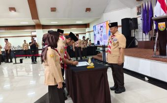 Ketua Badan Pengawas Pemilihan Umum Provinsi Jawa Barat, Zacky Muhammad Zam Zam, didampingi Anggota Bawaslu Jawa Barat, Nuryamah, dan Kepala Sekretariat, Widodo Wuryanto, menandatangani nota kesepahaman penguatan pengawasan partisipatif masyarakat di Gedung Pramuka Jawa Barat, Bandung, Kamis (21/5/2026).