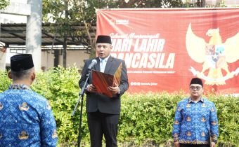 Ketua Bawaslu Provinsi Jawa Barat H. Zacky Muhammad Zam Zam bertindak sebagai Inspektur Upacara saat membacakan pidato tertulis Kepala BPIP RI pada Upacara Peringatan Hari Lahir Pancasila di lapangan Sekretariat Bawaslu Provinsi Jawa Barat, Kota Bandung, Senin (1/6/2026). 