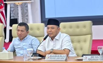 Ketua Bawaslu Provinsi Jawa Barat, Zacky Muhammad Zam Zam, menyampaikan pandangan mengenai pentingnya mitigasi bencana dalam penyelenggaraan pemilu pada Diskusi Evaluasi Mitigasi Bencana Alam Provinsi Jawa Barat untuk Kesiapan Pemilu 2029 di Aula KPU Provinsi Jawa Barat, Rabu (3/6/2026).