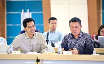 Koordinator Divisi Hukum dan Diklat Bawaslu Jabar Usep Agus Zawari (kanan) menyampaikan pokok pikiran kelembagaan dalam Rapat Dengar Pendapat (RDP) Komisi I DPRD Provinsi Jawa Barat di Aula Utama BPSDM Provinsi Jawa Barat, Kota Cimahi, Kamis (4/6/2026).