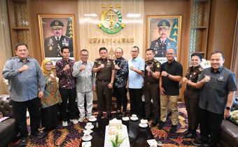 Ketua Bawaslu Provinsi Jawa Barat H. Zacky Muhammad Zam Zam bersama jajaran pimpinan melakukan foto bersama Kepala Kejaksaan Tinggi (Kajati) Jawa Barat Dr. Sutikno, S.H., M.H. usai menggelar silaturahmi kelembagaan dan koordinasi persiapan pembentukan Sentra Gakkumdu di Kantor Kejaksaan Tinggi Jawa Barat, Kota Bandung, Selasa (9/6/2026)