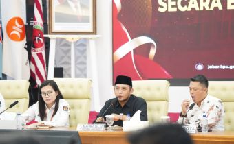 Ketua Bawaslu Provinsi Jawa Barat H. Zacky Muhammad Zam Zam (tengah) memaparkan hasil pengawasan kelembagaan dalam Rapat Koordinasi Pemutakhiran Data Partai Politik Secara Berkelanjutan Semester I Tahun 2026 yang diselenggarakan oleh KPU Provinsi Jawa Barat di Ballroom KPU Jabar, Kota Bandung, Senin (22/6/2026).  