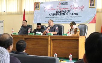Anggota Bawaslu Provinsi Jawa Barat Syaiful Bachri saat memberikan arahan sekaligus membuka secara resmi agenda Pendidikan Pengawas Partisipatif (P2P) Bawaslu Kabupaten Subang Tahun 2026 di Kantor Bawaslu Kabupaten Subang, Selasa (23/6/2026).