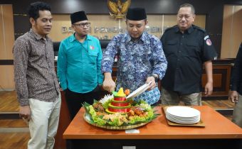 Ketua dan Anggota Bawaslu Jawa Barat melakukan prosesi pemotongan tumpeng dalam rangka peringatan Hari Ulang Tahun ke-13 Bawaslu Provinsi Jawa Barat, Jumat (26/6/2026).