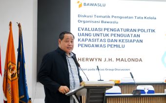 Anggota Bawaslu Herwyn Z Malonda memaparkan evaluasi pengaturan Politik Uang di FISIP UNPAD