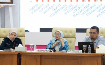 Koordinator Divisi P2H Bawaslu Provinsi Jawa Barat Nuryamah (tengah) saat menyampaikan rekomendasi dan hasil pengawasan PDPB Triwulan II Tahun 2026 kepada KPU Provinsi Jawa Barat di Kantor KPU Provinsi Jawa Barat, Kota Bandung, Selasa (30/6/2026).