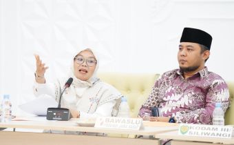 Ketua Bawaslu Provinsi Jawa Barat H. Zacky Muhammad Zam Zam bersama Koordinator Divisi P2H Hj. Nuryamah saat menghadiri sekaligus memberikan rekomendasi dalam Rapat Pleno Terbuka Rekapitulasi Pemutakhiran Data Pemilih Berkelanjutan (PDPB) Tingkat Provinsi Jawa Barat Periode Semester I Tahun 2026 di Aula KPU Provinsi Jawa Barat, Kota Bandung, Senin (6/7/2026).