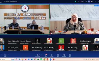 Koordinator Divisi Pencegahan dan Partisipasi Masyarakat Bawaslu Jabar Hj. Nuryamah, S.E.I., M.H. memberikan apresiasi dan arahan strategis dalam Rapat Evaluasi Pelaksanaan P2P Tahun 2026 secara daring bersama Bawaslu Kabupaten/Kota se-Jawa Barat, Senin (27/7/2026).