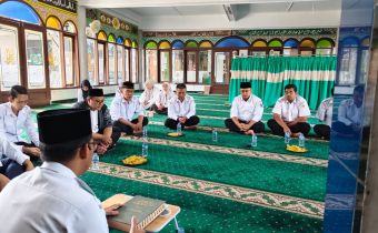 Pimpinan dan Jajaran Sekretariat Bawaslu Jabar sedang duduk berhimpun pembinaan mental spiritual Jumat Sehati di Masjid Kantor Bawaslu Provinsi Jawa Barat, Kota Bandung, Rabu (29/7/2026).