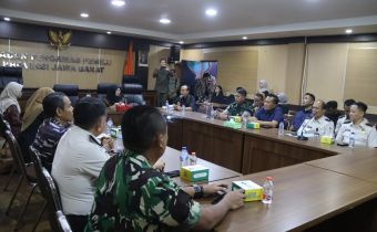 Koordinator Divisi P2H Bawaslu Jawa Barat Hj. Nuryamah memimpin Rapat Koordinasi Pemutakhiran Daftar Pemilih Berkelanjutan (PDPB) bersama Kadisdukcapil Jabar Berly Hamdadin, KPU Jabar, serta perwakilan instansi lintas sektoral di Kantor Bawaslu Jabar, Kota Bandung, Kamis (10/9/2026).