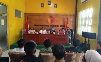 Anggota Bawaslu RI Lolly Suhenty dan Totok Haryono didampingi jajaran pimpinan Bawaslu Provinsi Jawa Barat memberikan arahan kelembagaan dalam kunjungan kerja di hadapan jajaran pengawas di Kantor Bawaslu Kota Banjar, Kamis (3/9/2026).