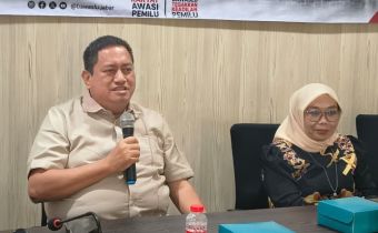 Anggota Bawaslu Provinsi Jawa Barat Syaiful Bachri dan Hj. Nuryamah