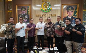 Ketua dan Anggota Bawaslu Jabar Zacky Muhammad Zam Zam (keempat dari kiri), dan Syaiful Bachri (ketiga dari kiri) bersama jajaran berfoto bersama Kepala Kejaksaan Tinggi Jawa Barat Mohammad Teguh Darmawan (kelima dari kiri) usai menggelar audiensi penguatan sinergi kelembagaan dan evaluasi Sentra Gakkumdu di Kantor Kejati Jabar, Kamis (15/10/2026).