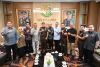 Ketua Bawaslu Provinsi Jawa Barat H. Zacky Muhammad Zam Zam bersama jajaran pimpinan melakukan foto bersama Kepala Kejaksaan Tinggi (Kajati) Jawa Barat Dr. Sutikno, S.H., M.H. usai menggelar silaturahmi kelembagaan dan koordinasi persiapan pembentukan Sentra Gakkumdu di Kantor Kejaksaan Tinggi Jawa Barat, Kota Bandung, Selasa (9/6/2026)