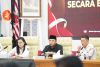Ketua Bawaslu Provinsi Jawa Barat H. Zacky Muhammad Zam Zam (tengah) memaparkan hasil pengawasan kelembagaan dalam Rapat Koordinasi Pemutakhiran Data Partai Politik Secara Berkelanjutan Semester I Tahun 2026 yang diselenggarakan oleh KPU Provinsi Jawa Barat di Ballroom KPU Jabar, Kota Bandung, Senin (22/6/2026).  
