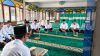Pimpinan dan Jajaran Sekretariat Bawaslu Jabar sedang duduk berhimpun pembinaan mental spiritual Jumat Sehati di Masjid Kantor Bawaslu Provinsi Jawa Barat, Kota Bandung, Rabu (29/7/2026).