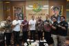 Ketua dan Anggota Bawaslu Jabar Zacky Muhammad Zam Zam (keempat dari kiri), dan Syaiful Bachri (ketiga dari kiri) bersama jajaran berfoto bersama Kepala Kejaksaan Tinggi Jawa Barat Mohammad Teguh Darmawan (kelima dari kiri) usai menggelar audiensi penguatan sinergi kelembagaan dan evaluasi Sentra Gakkumdu di Kantor Kejati Jabar, Kamis (15/10/2026).