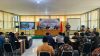 Koordinator Divisi Penanganan Pelanggaran Bawaslu Jawa Barat Syaiful Bachri menyampaikan arahan dari podium didampingi Ketua Bawaslu Jawa Barat Zacky Muhammad Zam Zam dalam Rapat Kerja Teknis Pengelolaan Barang Dugaan Pelanggaran di Kantor Bawaslu Kabupaten Subang, Kamis (22/10/2026).