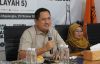 Koordinator Divisi Penanganan Pelanggaran Bawaslu Provinsi Jawa Barat Syaiful Bachri menyampaikan arahan didampingi Koordiv. Pencegahan dan Partisipasi Masyarakat Hj. Nuryamah dalam Rapat Kerja Teknis Pengelolaan BDP Wilayah 5 di Kantor Bawaslu Kabupaten Majalengka, Kamis (29/10/2026).